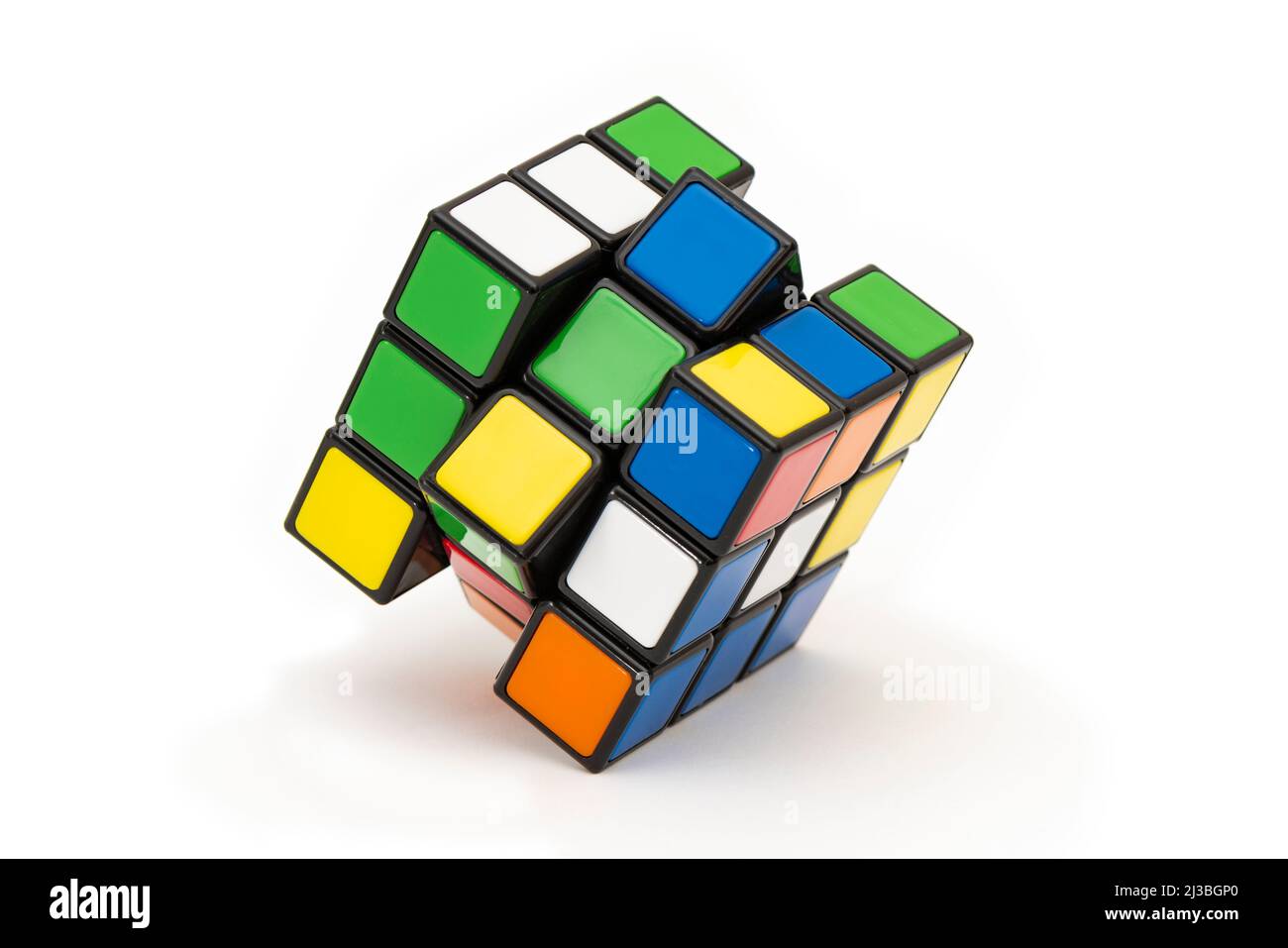 ISTANBUL- TURCHIA - 24 DICEMBRE 2021: Cubo di Rubik su sfondo bianco. Cubo di Rubik su sfondo bianco. Cubo di Rubik inventato da un ungherese A. Foto Stock