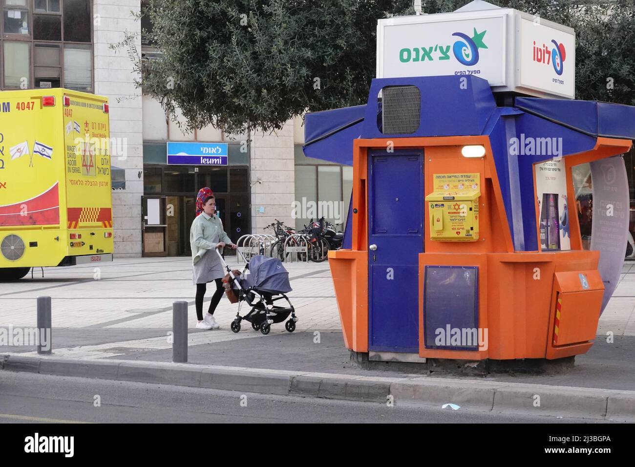 Gerusalemme. 6th Apr 2022. Il 6 aprile 2022 a Gerusalemme si trova un defibrillatore semiautomatico esterno (AED) installato in una stalla della lotteria nei pressi di un veicolo per la donazione di sangue. Magen David Adom (MDA), il servizio nazionale d'emergenza di Israele, ha installato i defibrillatori semiautomatici nelle cabine telefoniche, nelle bancarelle della lotteria e in altre località pubbliche per aumentare il tasso di sopravvivenza delle persone colpite da un attacco di cuore. Credit: Wang Zhuolun/Xinhua/Alamy Live News Foto Stock