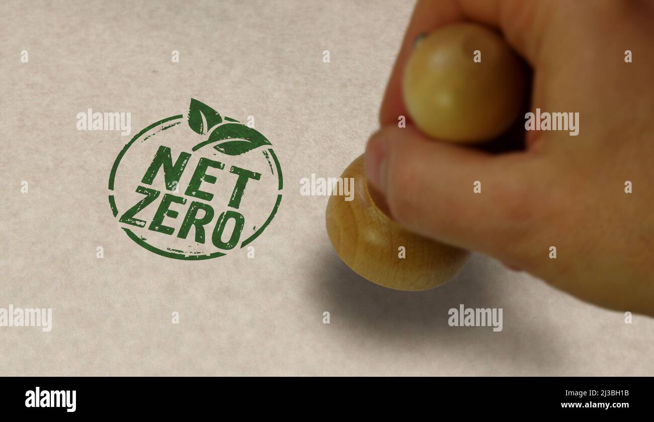 Netto zero e eco-compatibile simbolo timbro e la mano di stampaggio. CO2 concetto di neutralità, ecologia, ambiente, riduzione delle emissioni di carbonio e energia verde. Foto Stock