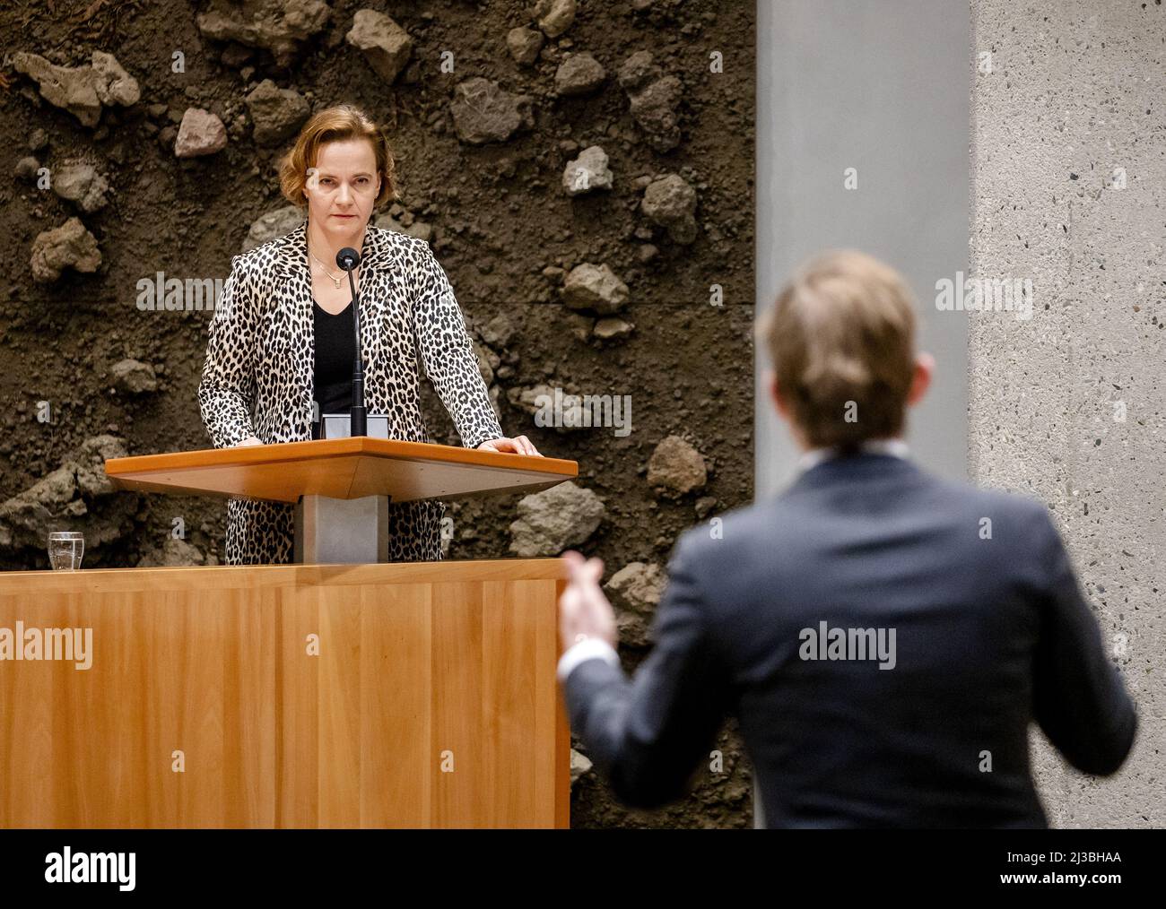 2022-04-07 12:24:15 L'AIA - Judith Tielen (VVD) e Pepijn van Houwelingen (FVD) durante il dibattito nella Camera dei rappresentanti circa l'affare maschera della bocca che il Ministero della Salute ha concluso con Sywert van Lienden. ANP SEM VAN DER WAL uscita paesi bassi - uscita belgio Foto Stock