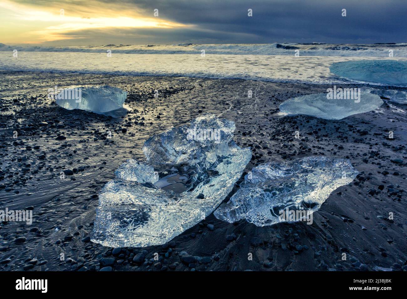 I resti di iceberg si sono lavati sulla spiaggia di Jökulsarlön, dove gli iceberg fluiscono dalla laguna di Jökulsarlön in Islanda Foto Stock