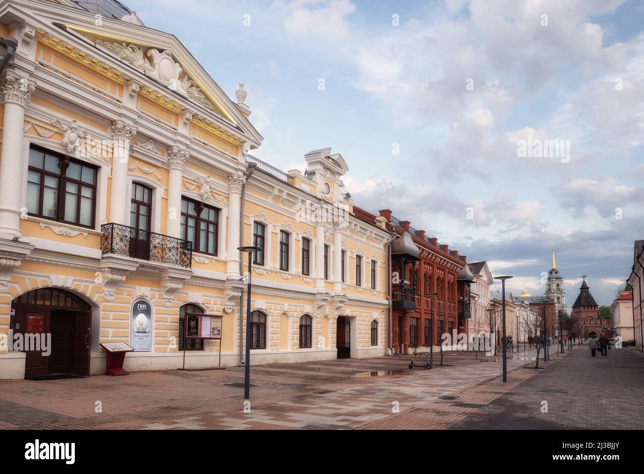 Tula, Russia - 14 maggio 2021: Strada pedonale Metallistov nel centro di Tula con vista sul Cremlino. Museo storico e altri musei del c Foto Stock