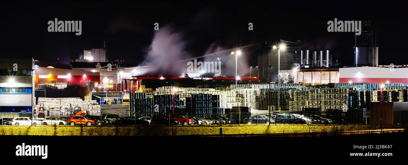 Impianto industriale di notte in formato panoramico Foto Stock