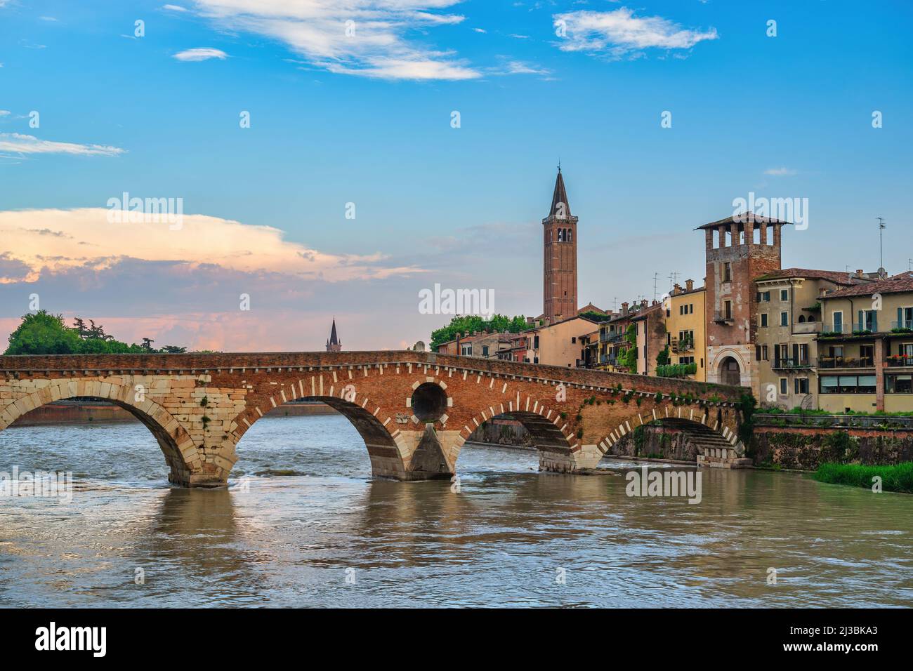 Verona Italia, skyline della città sull'Adige e Basilica di Santa Anastasia con Ponte pietra Foto Stock