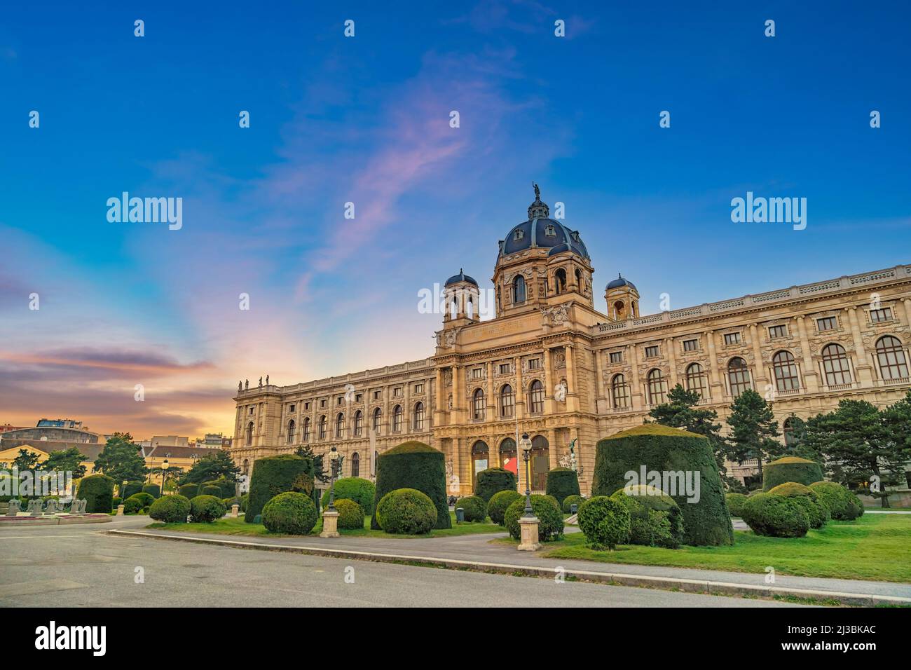 Vienna Austria tramonto skyline della città a Maria-Theresien-Platz Foto Stock