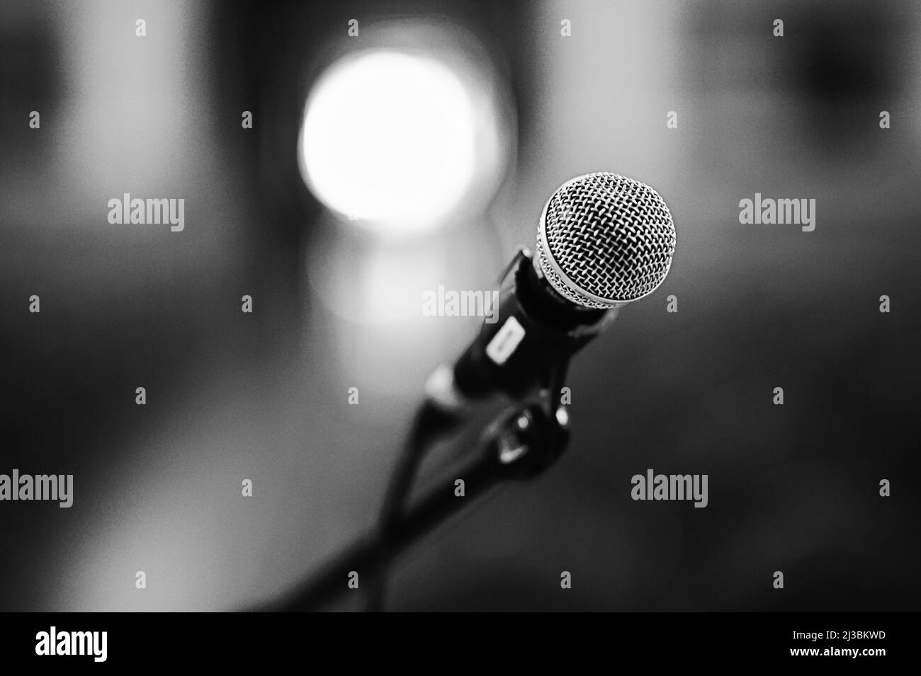 Primo piano del microfono con un bel bokeh. Bianco e nero Foto Stock
