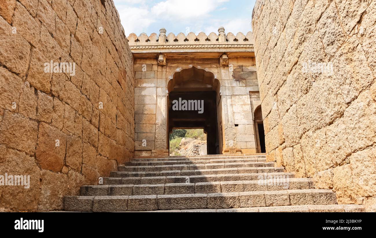 Indo porta islamica del forte di Chitradurga, Chitradurg, Karnataka, India Foto Stock