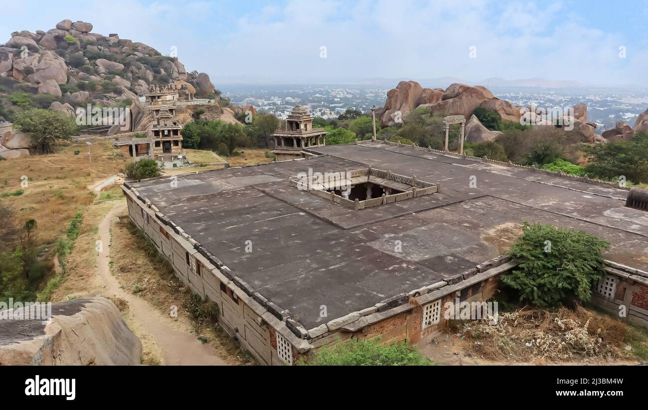 Vista del Tempio Murata Mata e vista del forte dalla cima della collina, il forte di Chitradurga, Karnataka, India Foto Stock