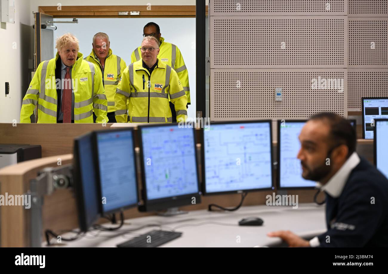 Il primo ministro Boris Johnson incontra il personale dell'area di formazione del centro di controllo durante una visita al sito di costruzione della centrale nucleare di Hinkley Point C nel Somerset. Data foto: Giovedì 7 aprile 2022. Foto Stock