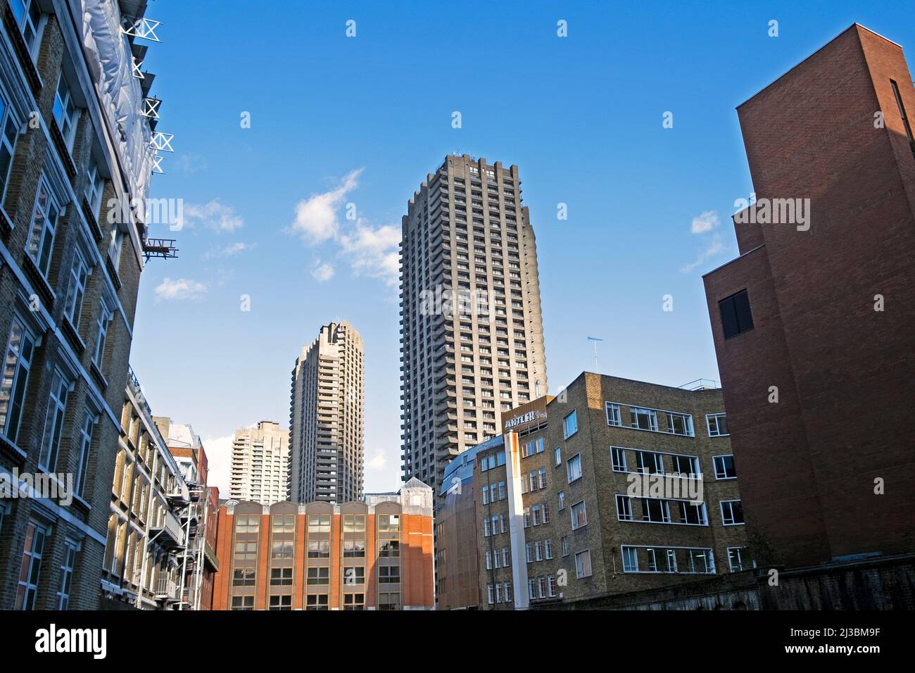 Le torri residenziali Barbican Lauderdale, Shakespeare e Cromwell sono visibili attraverso il gap sul sito di costruzioni da Charterhouse Street Smithfield London Foto Stock