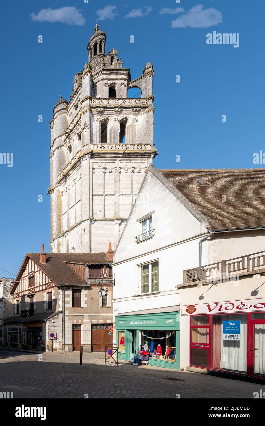 LOCHES, FRANCIA - 23rd MARZO 2022: Torre Saint Antoine a Loches in un pomeriggio di primavera soleggiato, Touraine, Francia Foto Stock