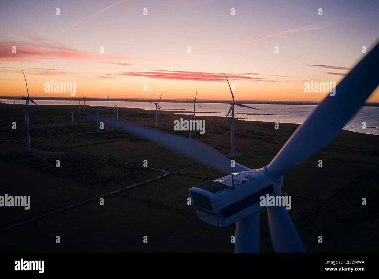 Vista delle turbine eoliche al tramonto Foto Stock