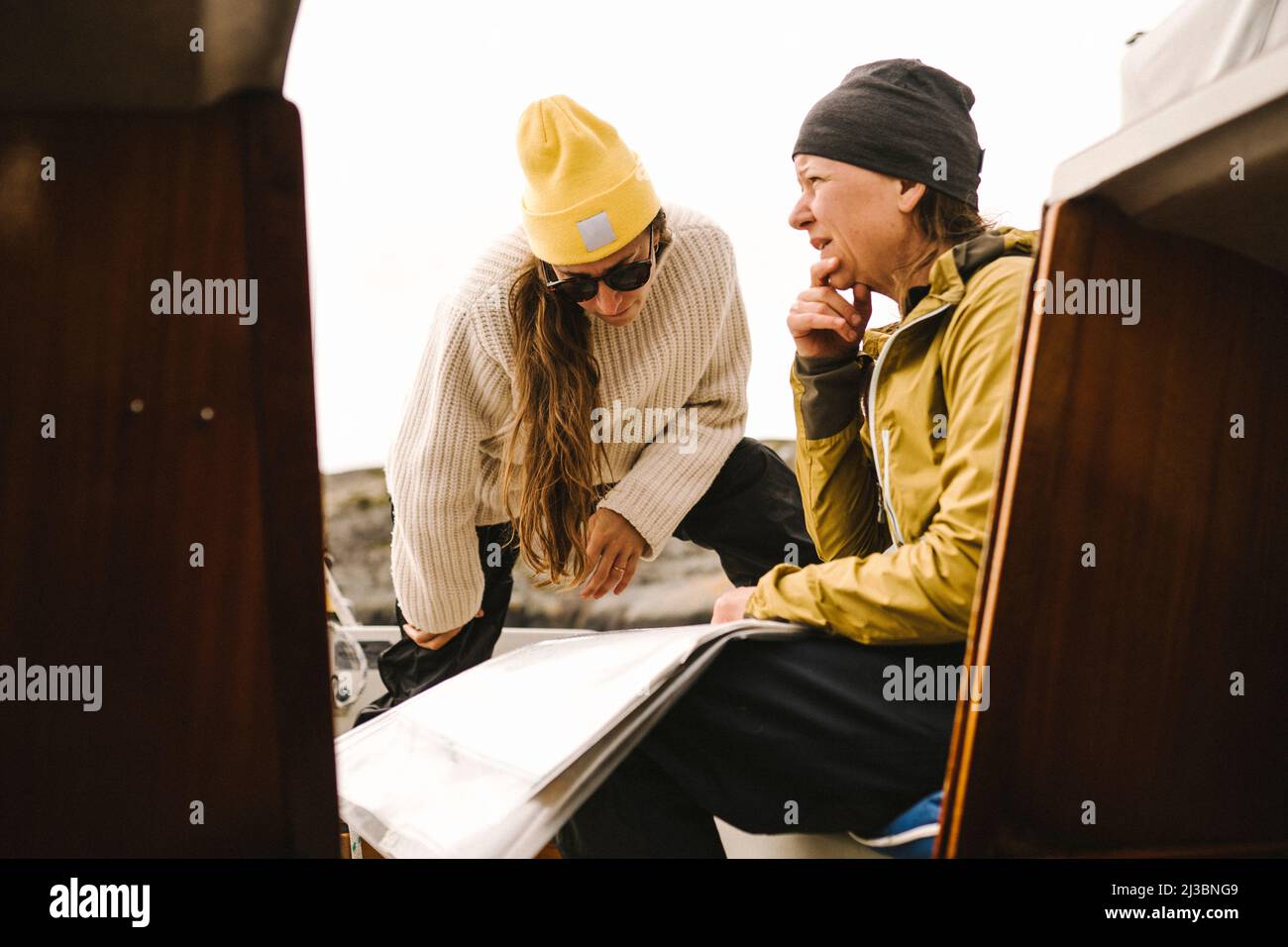 Donne che guardano la mappa in barca Foto Stock