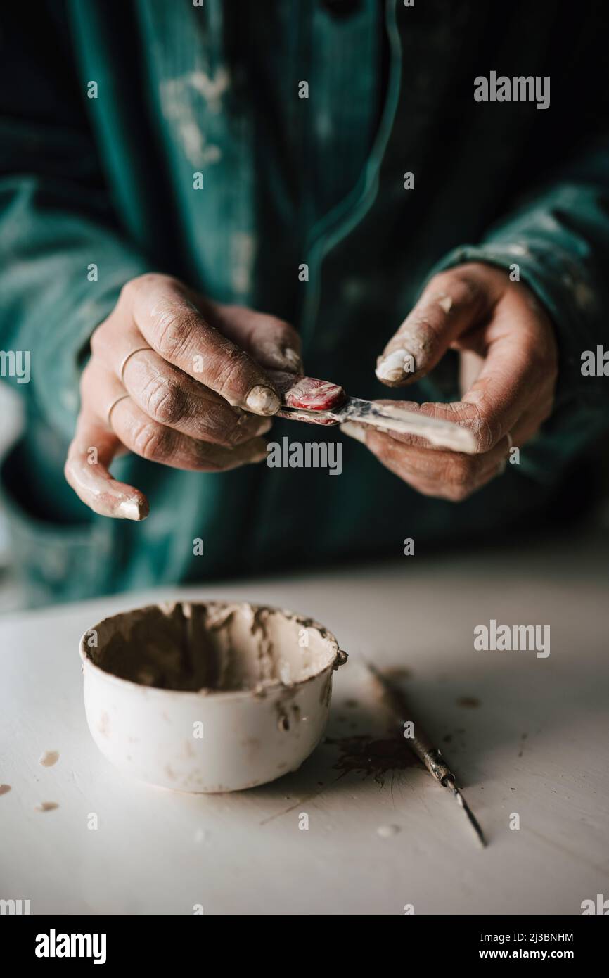 Mani dell'attrezzo di ritegno del vasatore femmina Foto Stock
