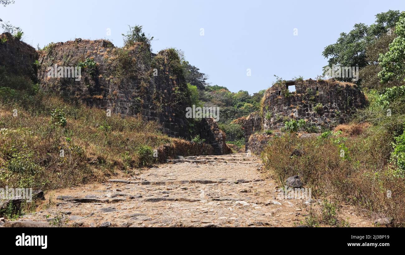 Le fortificazioni in rovina e l'ingresso del Forte di Kavaledurga, Shimoga, Karnataka, India Foto Stock
