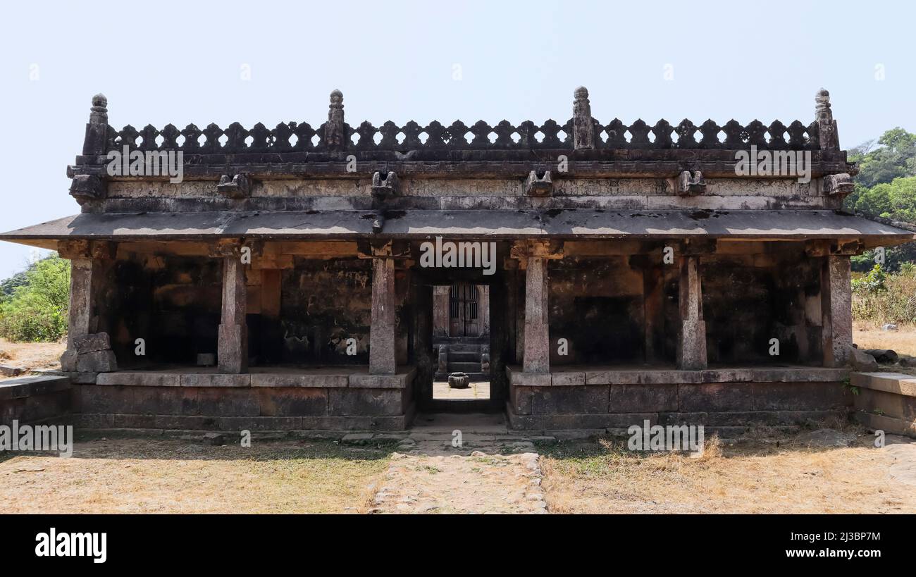 Vista frontale del Tempio di Srikantheswara, Forte di Kavaledurga. Fort fu costruito nel 9th secolo, e fu rinnovato nel 14th secolo da Cheluvarangappa. Shimoga Foto Stock