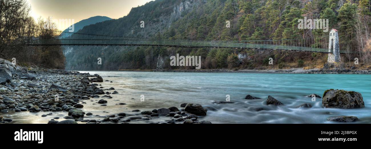 La notte parte la giornata al ponte sospeso Stamser Steg in Tirolo che attraversa il fiume Inn su una lunghezza di novantaquattro metri. Foto Stock