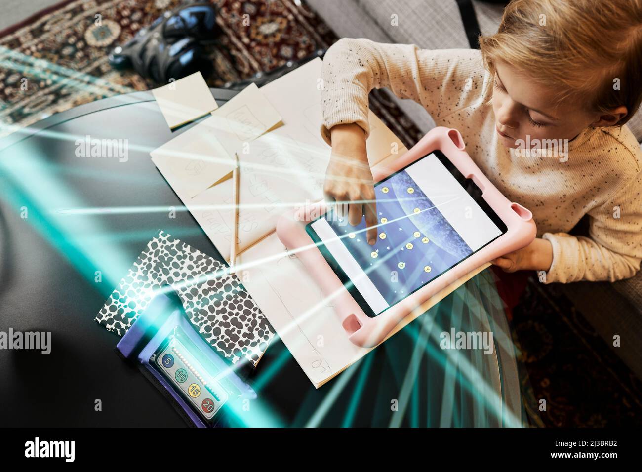 Bambino che usa il tablet digitale per fare i compiti Foto Stock
