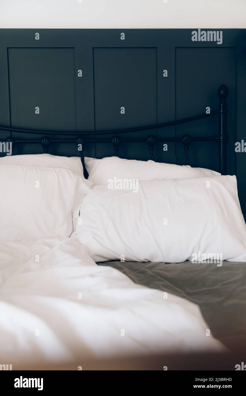 Morbidi cuscini e piumoni su un comodo letto Foto Stock