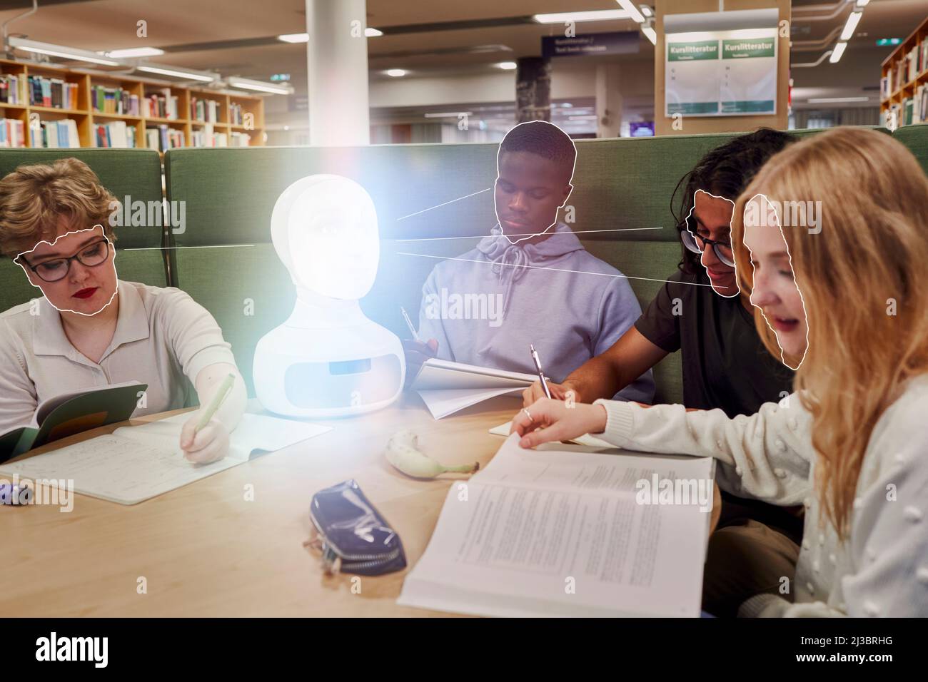 Studenti che studiano in biblioteca con assistente vocale robotico Foto Stock