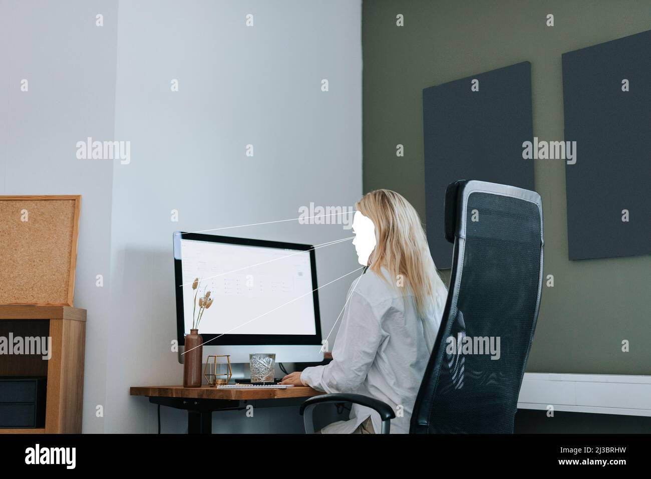 Donna d'affari senza volto che lavora al computer Foto Stock
