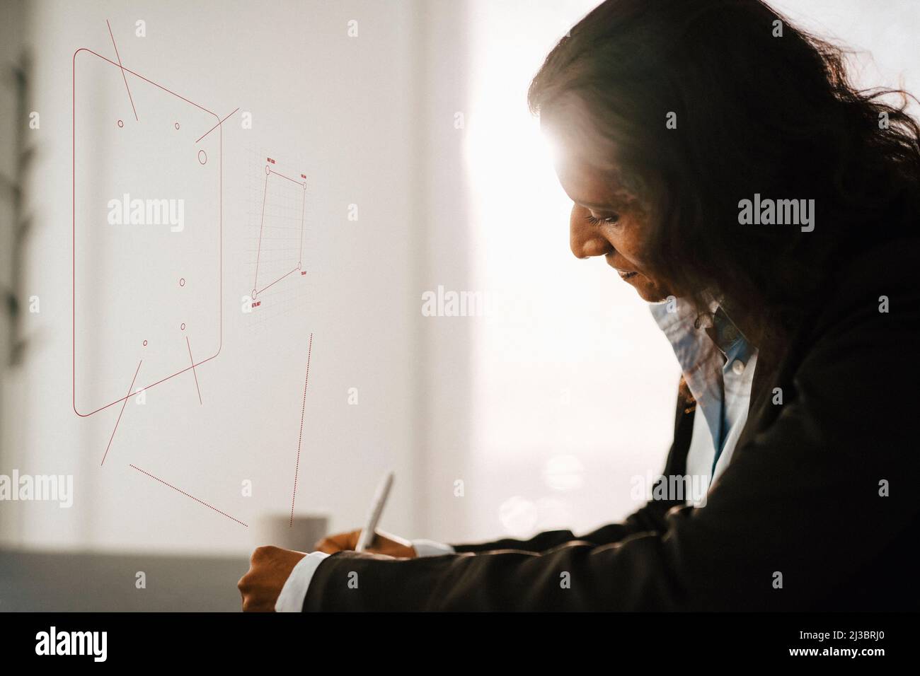 Ingegnere femminile maturo che fa disegni Foto Stock