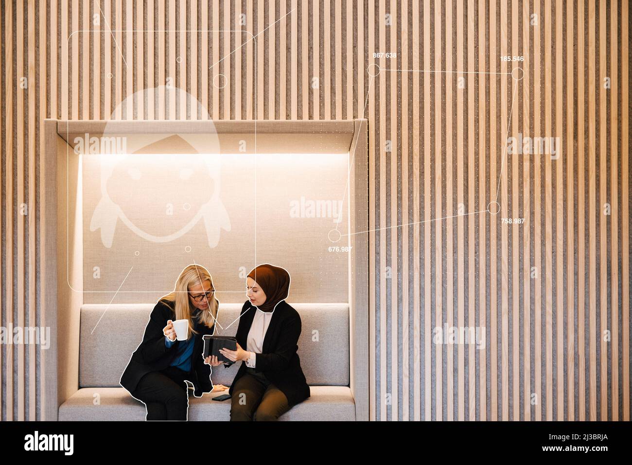Donne d'affari che hanno una pausa caffè e che utilizzano un tablet digitale Foto Stock