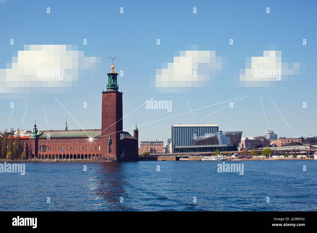 Nuvole pixelate sopra il municipio di Stoccolma, Svezia Foto Stock