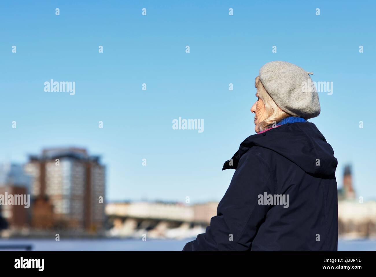 Senior donna che guarda lontano Foto Stock