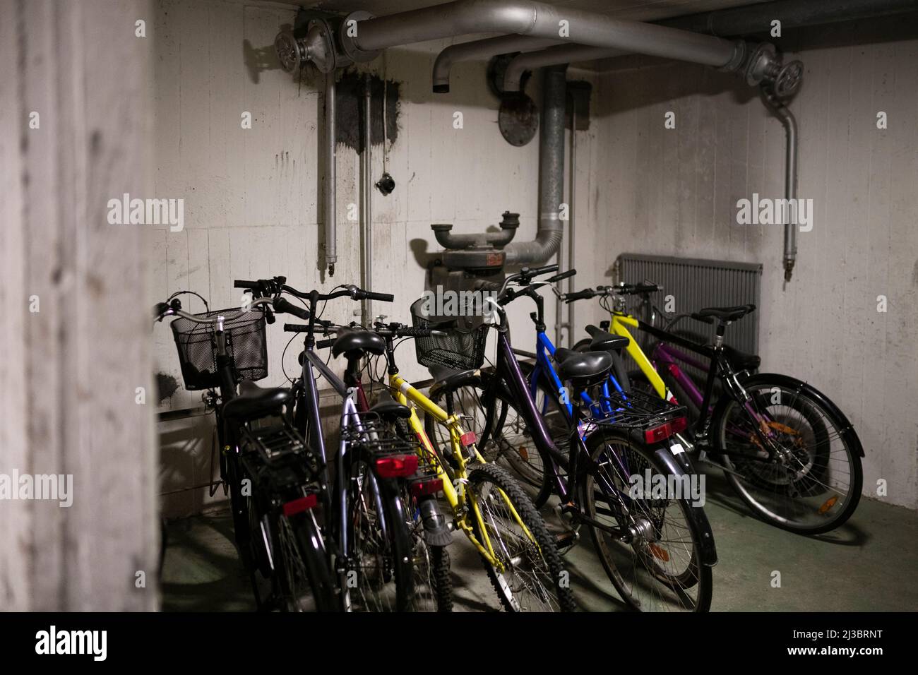 Biciclette parcheggiate nel seminterrato Foto Stock