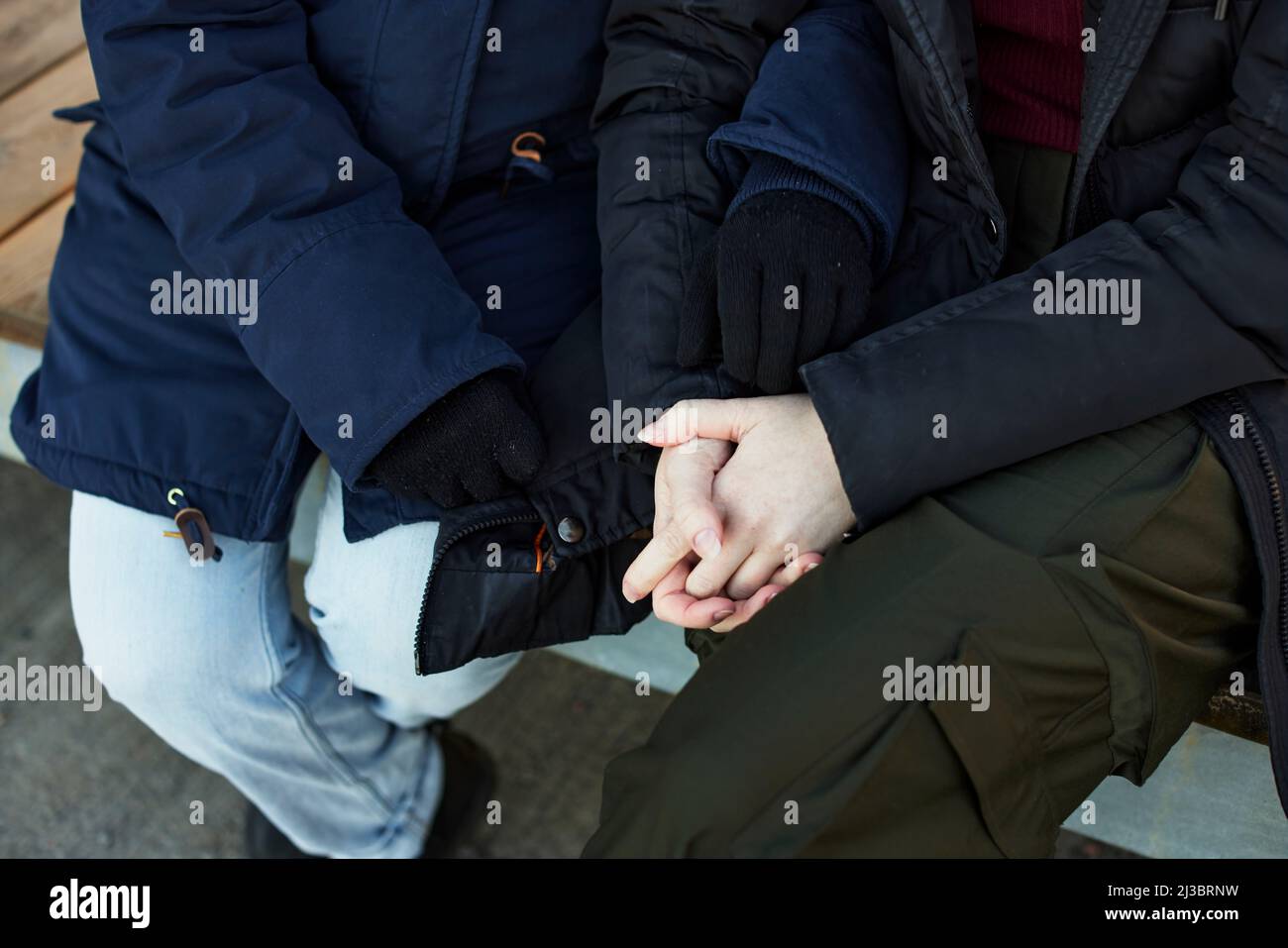 Le donne tenendo le mani Foto Stock