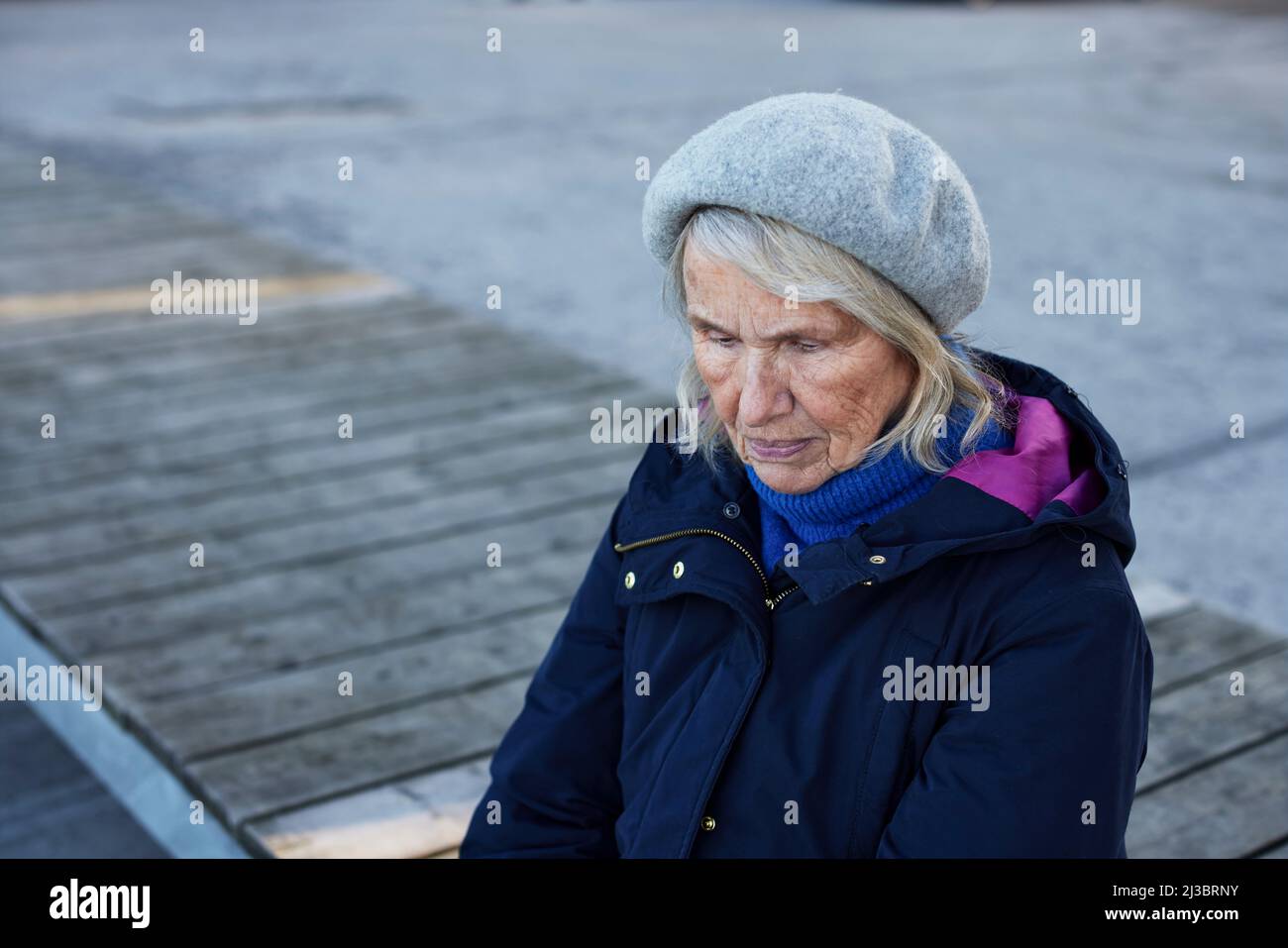 Senior donna che guarda lontano Foto Stock