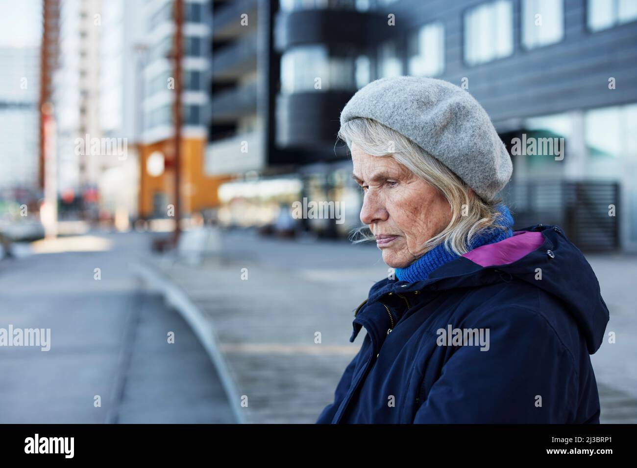 Senior donna che guarda lontano Foto Stock