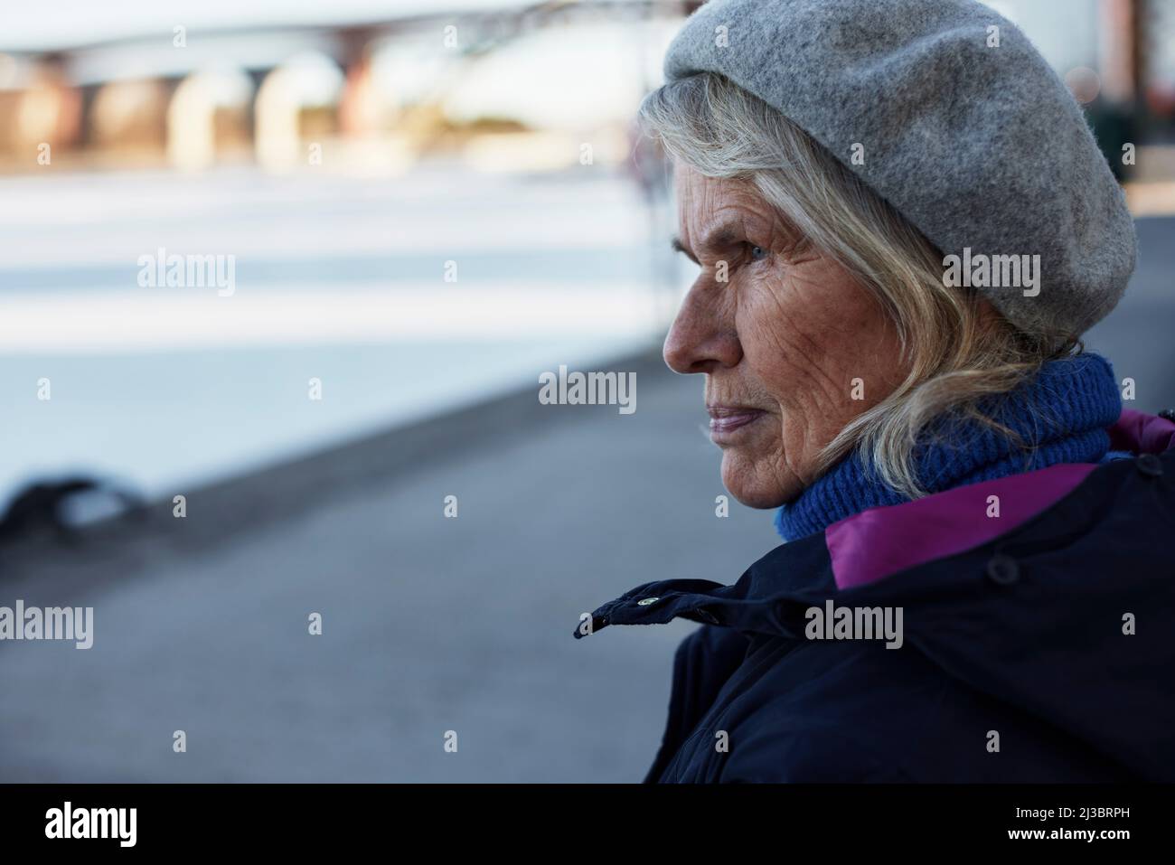 Senior donna che guarda lontano Foto Stock