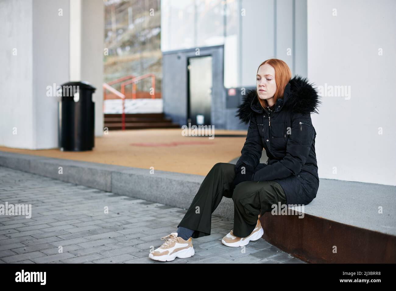 Giovane donna con gli occhi chiusi Foto Stock