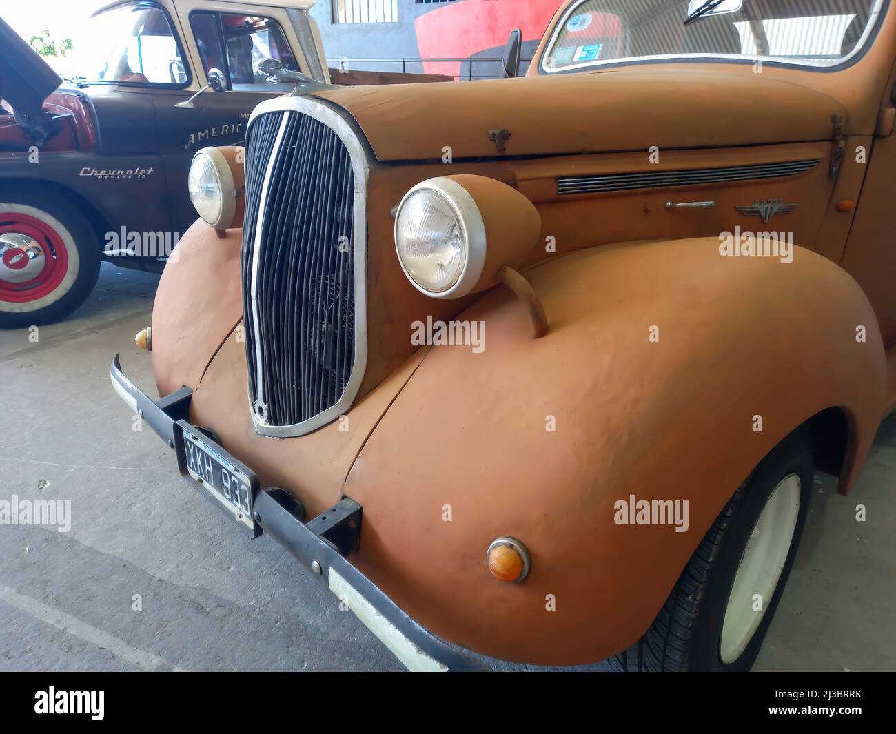 ose di un vecchio Rusty non dipinto Chrysler Dodge 1930s parcheggiato in un deposito. Mostra di auto classiche. Foto Stock