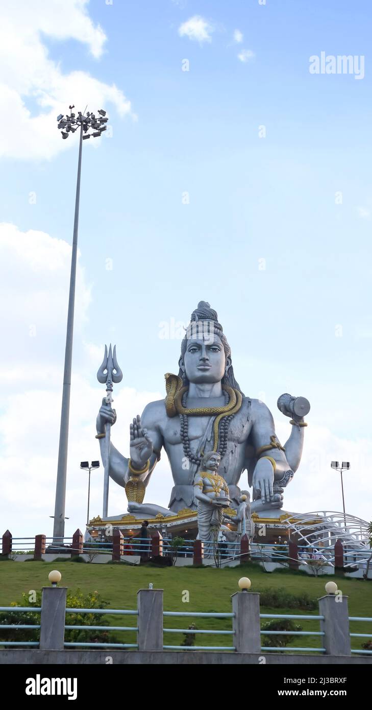 Vista frontale dei Mondi seconda statua più grande del Signore Shiva del 130ft High, Murudeshwara, Uttara Kannada, Karnataka, India Foto Stock