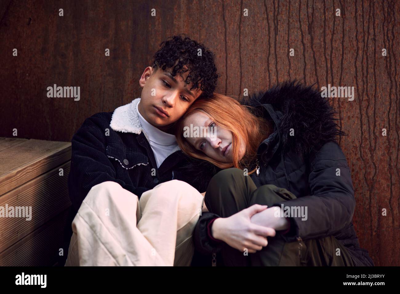 Giovane donna e ragazzo coccolarsi e confortarsi l'un l'altro Foto Stock