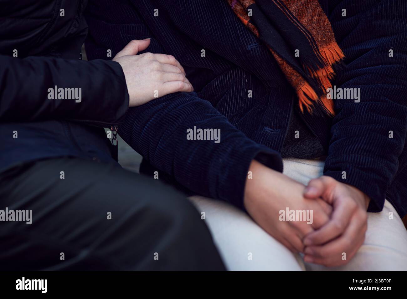 Mani di persone che si confortano a vicenda Foto Stock