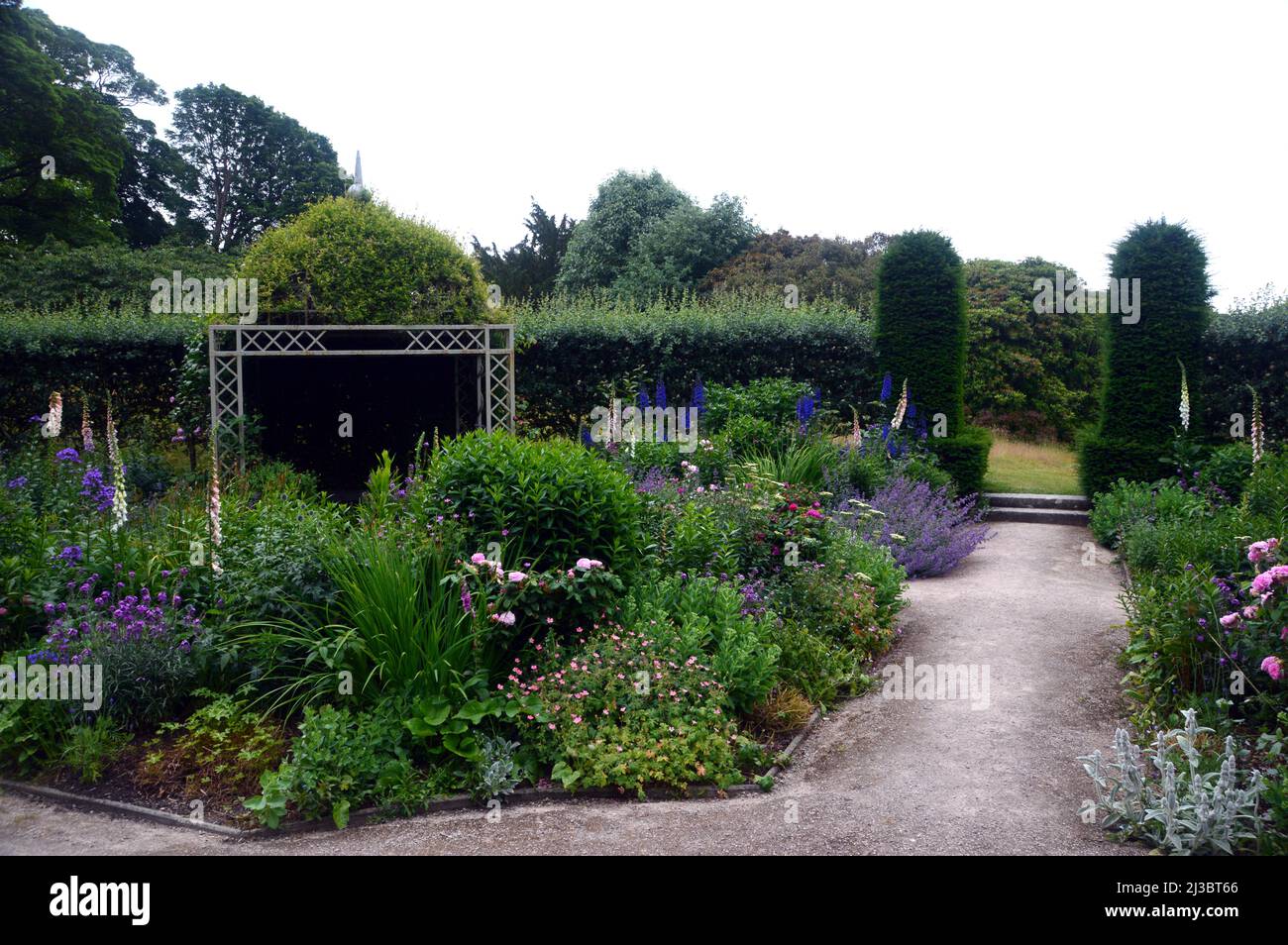Il Flower Borders nel Giardino d'Estate a Holker Hall & Gardens, Lake District, Cumbria, Inghilterra, Regno Unito. Foto Stock