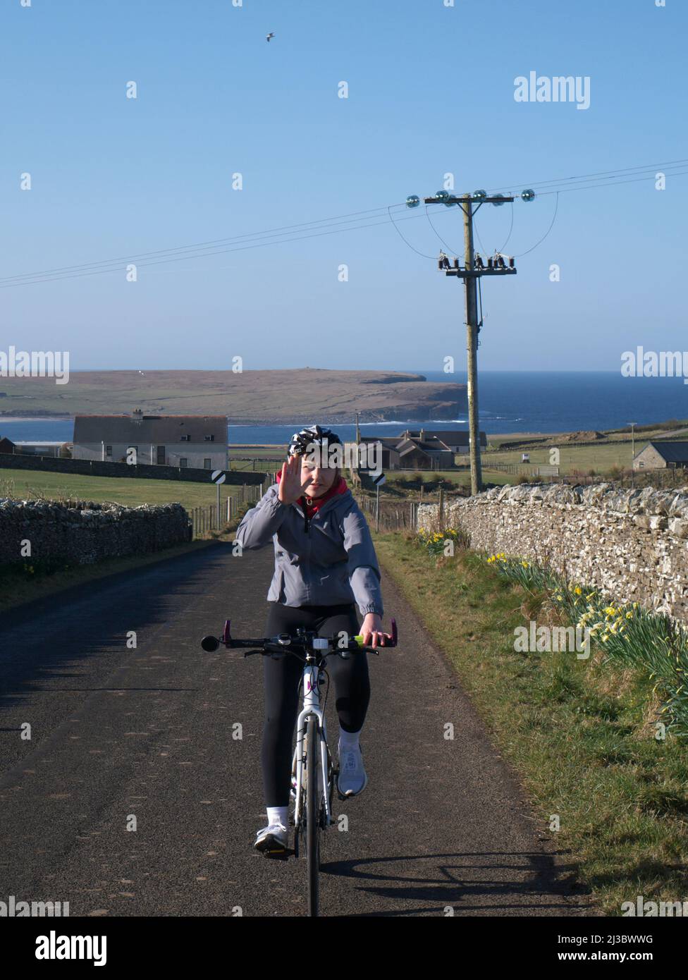 Adolescente che ondola in bicicletta, Orkney Isles Foto Stock