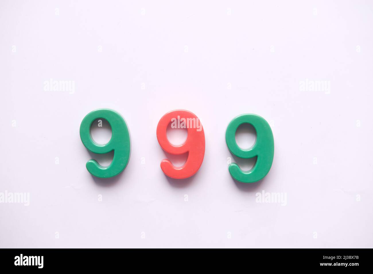 numero 9 su sfondo viola chiaro , Foto Stock