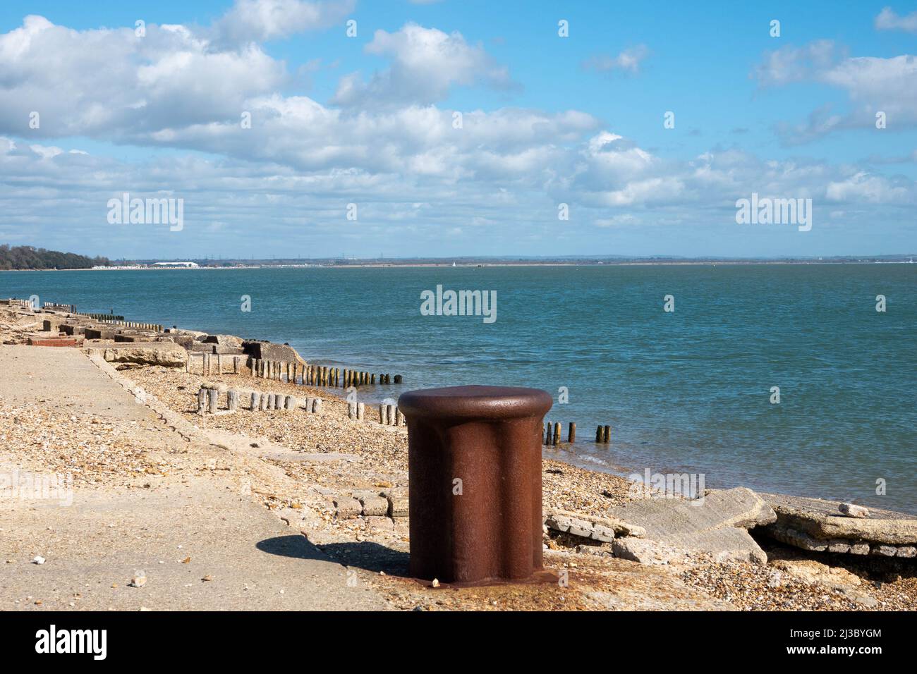 I bollards usati per legare le navi pronte per l'invasione durante la guerra di parola 2 a Lepe Hampshire Inghilterra Foto Stock