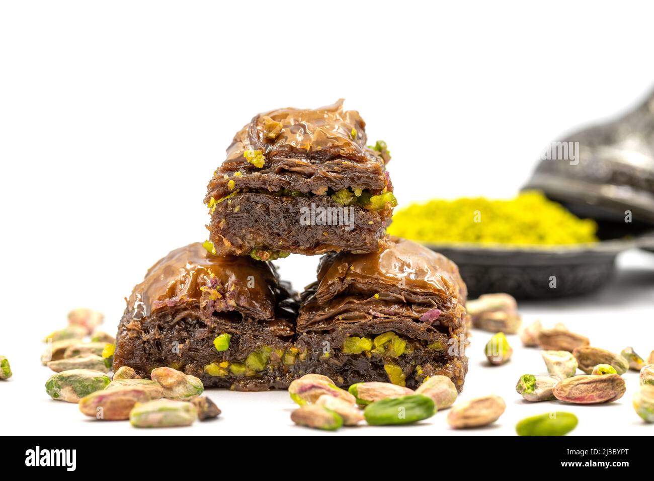 Baklava al cioccolato con pistacchio su sfondo bianco. Specialità della cucina mediterranea tradizionale. Primo piano Chocolate Baklava. Nome locale cikolatal Foto Stock