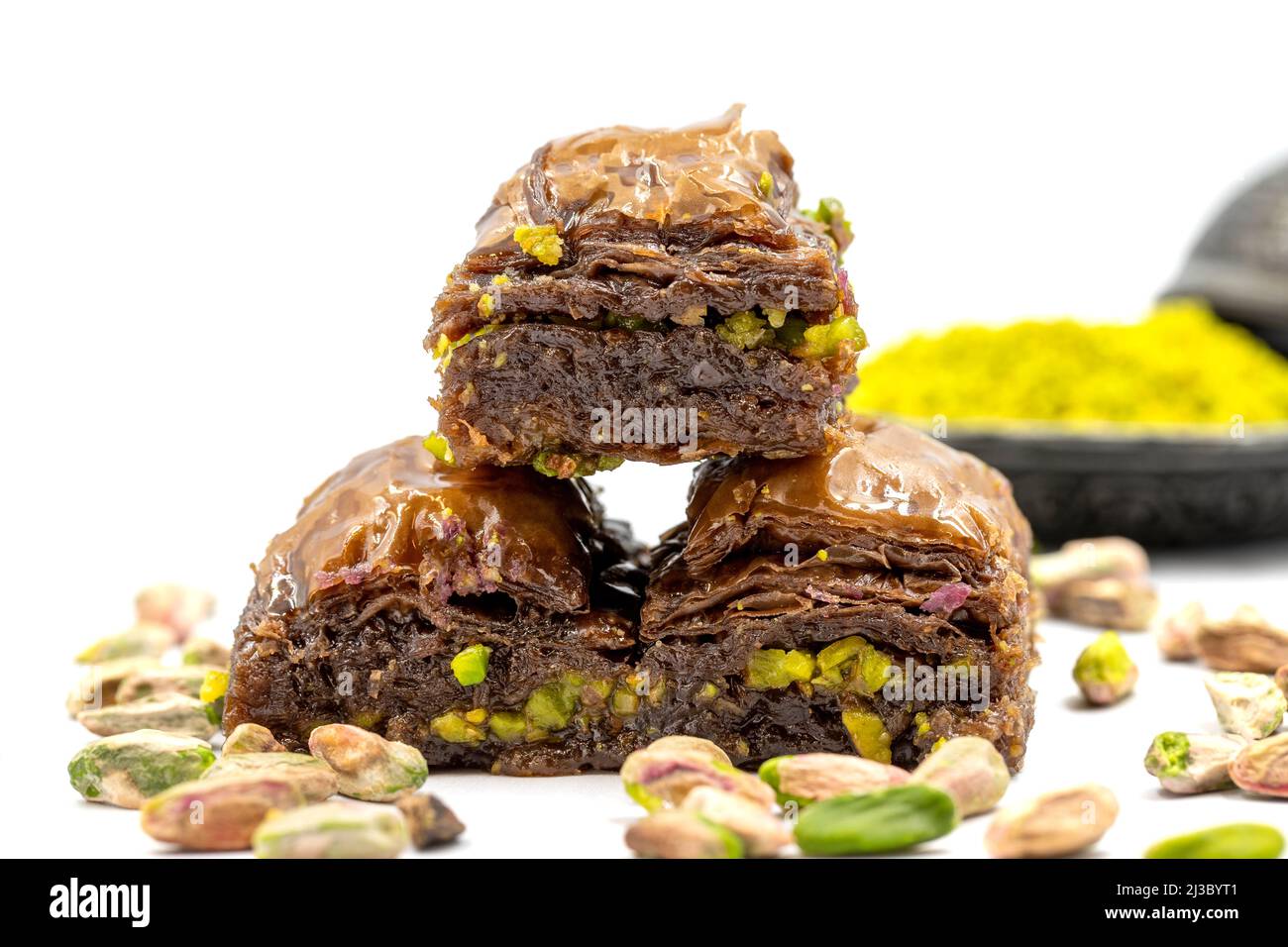 Baklava al cioccolato con pistacchio su sfondo bianco. Specialità della cucina mediterranea tradizionale. Primo piano Chocolate Baklava. Nome locale cikolatal Foto Stock