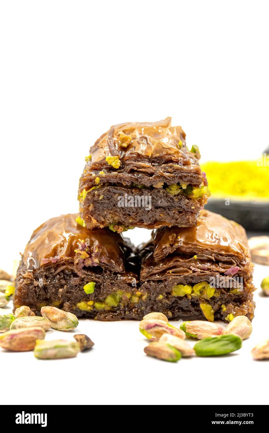 Baklava al cioccolato con pistacchio su sfondo bianco. Specialità della cucina mediterranea tradizionale. Primo piano Chocolate Baklava. Nome locale cikolatal Foto Stock