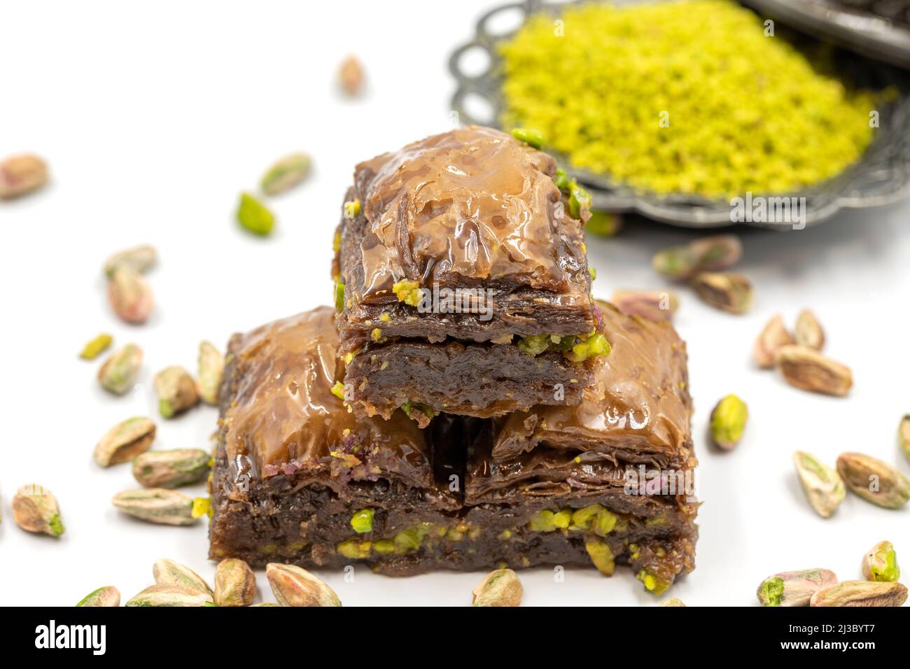 Baklava al cioccolato con pistacchio su sfondo bianco. Specialità della cucina mediterranea tradizionale. Primo piano Chocolate Baklava. Nome locale cikolatal Foto Stock