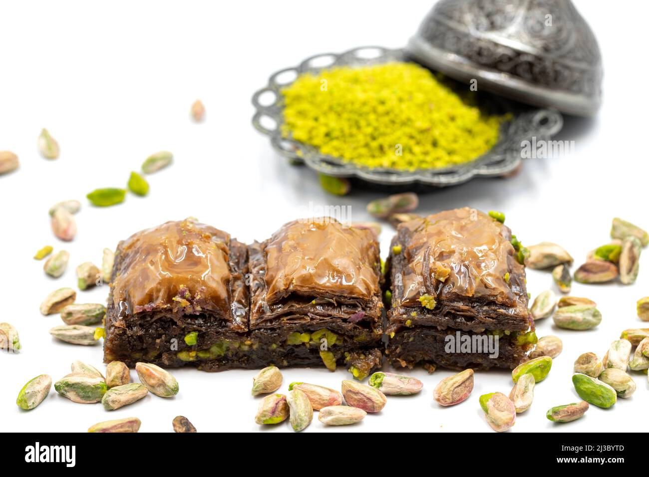 Baklava al cioccolato con pistacchio su sfondo bianco. Specialità della cucina mediterranea tradizionale. Primo piano Chocolate Baklava. Nome locale cikolatal Foto Stock