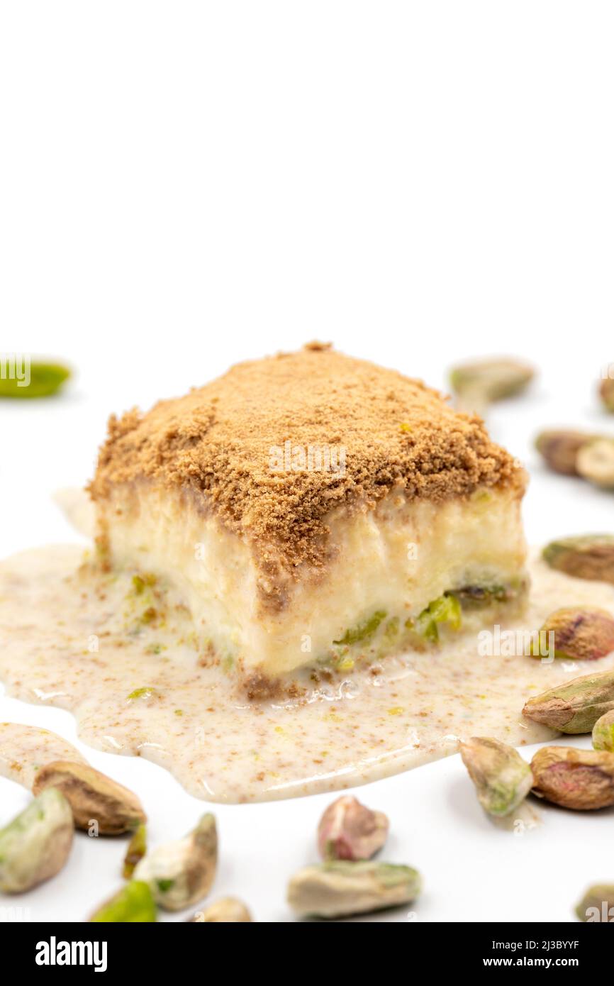 Baklava freddo su sfondo bianco. Il baklava freddo preparato con latte e pistacchio è molto popolare. Specialità della cucina mediterranea tradizionale. Chiuso Foto Stock