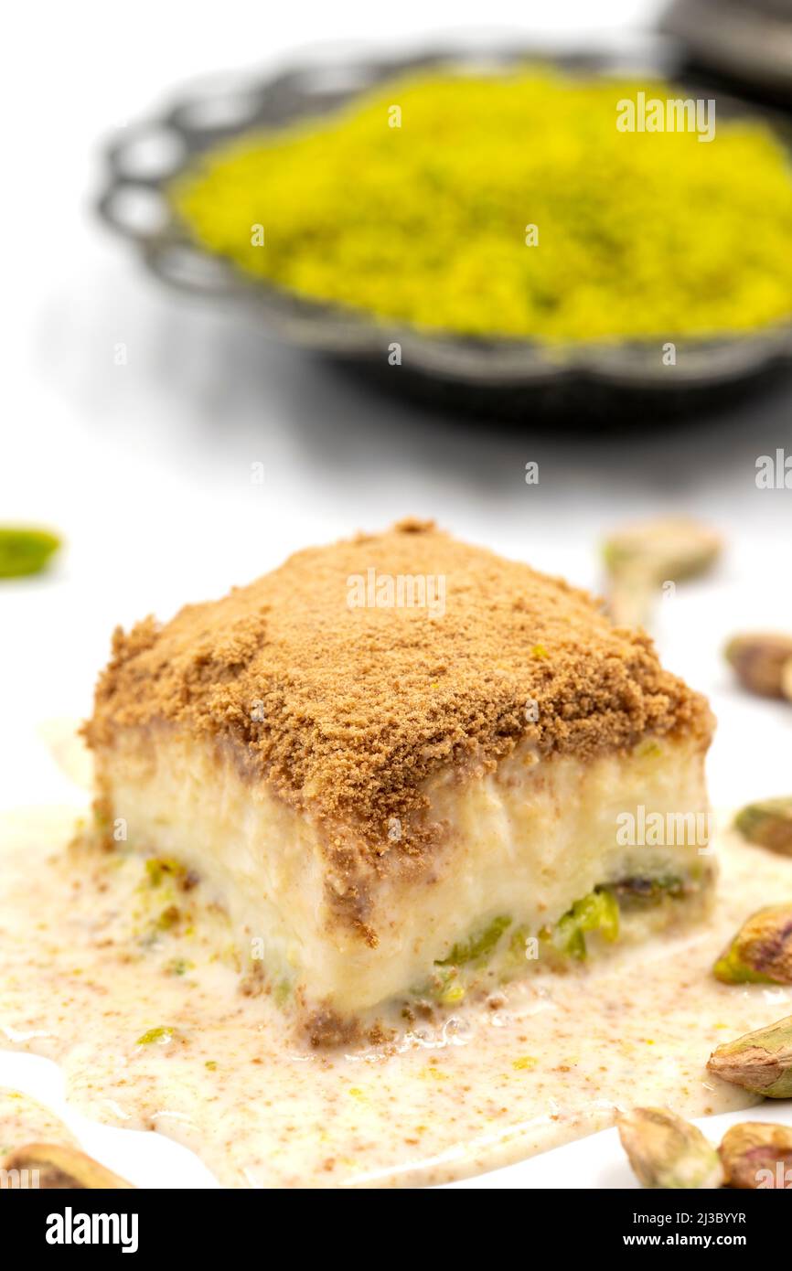 Baklava freddo su sfondo bianco. Il baklava freddo preparato con latte e pistacchio è molto popolare. Specialità della cucina mediterranea tradizionale. Chiuso Foto Stock